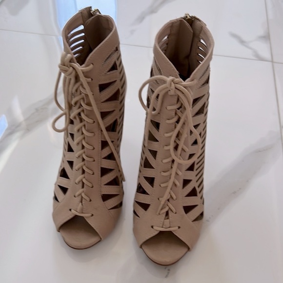 Women’s beige lace up heels. Size 7.5. - Picture 3 of 6